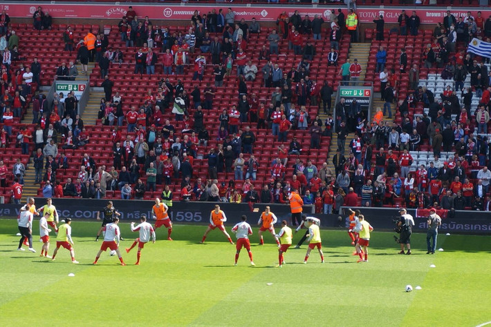 兄弟水晶谈论了 LPL 的现状：现在真的很难取得成绩。选手、教练和管理层必须优秀！