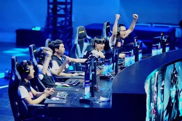 Anyone's Legend 发布了全队的新年祝福视频：在新年的前夕迎接新年，愿金蛇为您带来更多祝福！