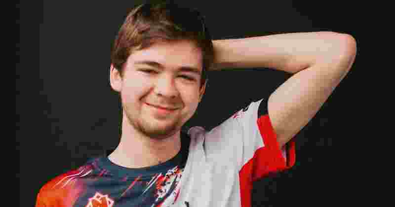 RNG官博祝中单选手xiaohuLPL出道七周年快乐！